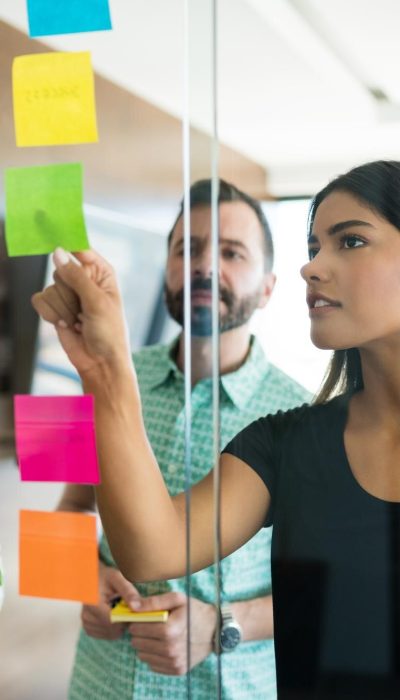 female-young-manager-discussing-adhesive-note-with-coworkers-office-meeting_662251-1540 female-young-manager-discussing-adhesive-note-with-coworkers-office-meeting_662251-1540